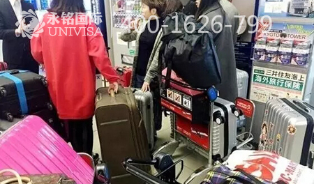 朋友回國的旅行箱，被海關(guān)大爺們無情地打開了……